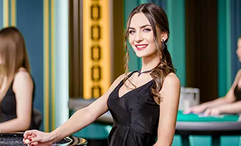Cầu thủ bóng chuyền đang đập bóng qua lưới